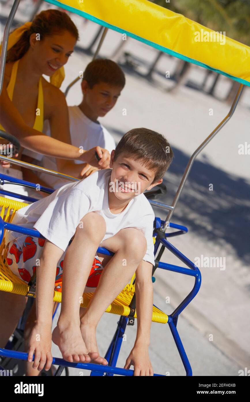 Junge Frau und zwei Jungen in einem Buggy Stockfoto