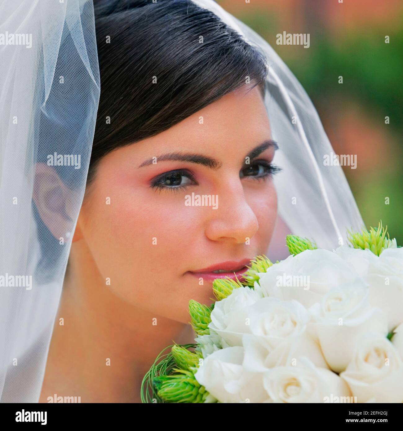 Nahaufnahme einer Braut einen Strauß Blumen riechen Stockfoto