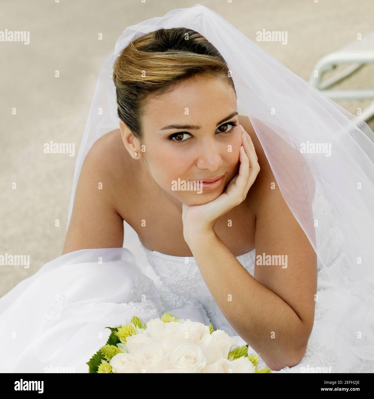 Porträt einer Braut, die mit der Hand auf ihr sitzt Kinn Stockfoto