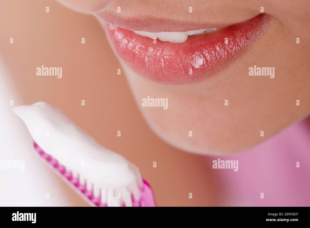 Nahaufnahme einer jungen Frau mit einer Zahnbürste davor Ihres Mundes Stockfoto