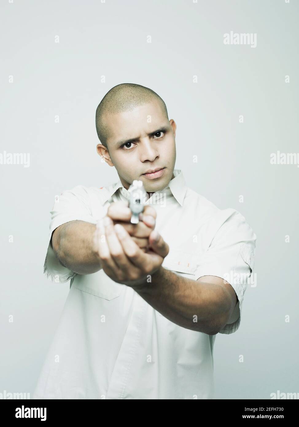 Porträt eines jungen Mannes mit einer Pistole Stockfoto