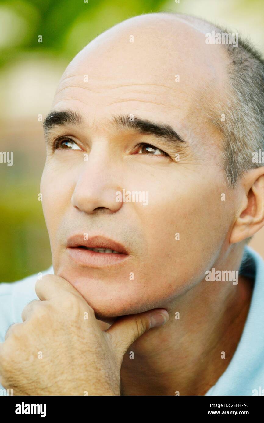 Nahaufnahme eines reifen Mannes, der denkt Stockfoto