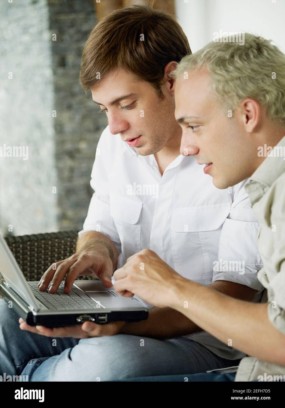 Nahaufnahme von zwei jungen Männern mit einem Laptop Stockfoto