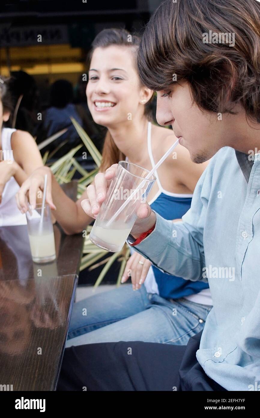 Zwei junge Männer und zwei junge Frauen sitzen in einem Restaurant Stockfoto