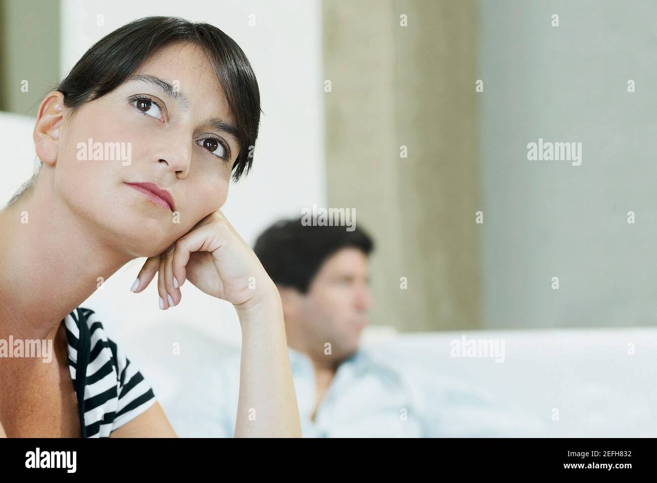 Nahaufnahme einer mittleren erwachsenen Frau mit einem mittleren Erwachsenen Mann sitzt auf einer Couch Stockfoto