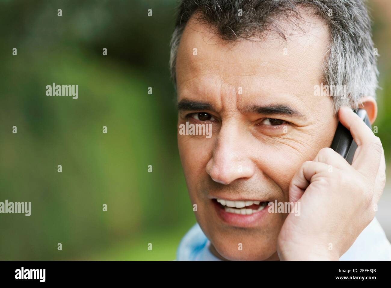Nahaufnahme eines Mitte erwachsenen Mannes telefonieren mit einem Handy Stockfoto
