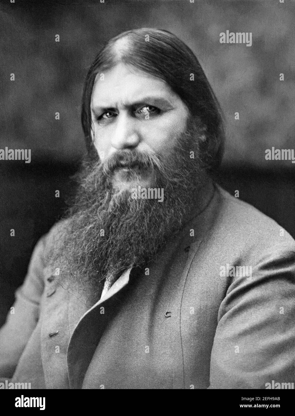 Grigori Rasputin (b,1864-d,1916) um 1914. Russischer Mystiker und selbsternannter Heiliger, der sich mit der Familie von Kaiser Nikolaus II., dem letzten Kaiser Russlands, anfreundete und im späten kaiserlichen Russland erheblichen Einfluss gewann / Aktenzeichen # 1003-851THA Stockfoto