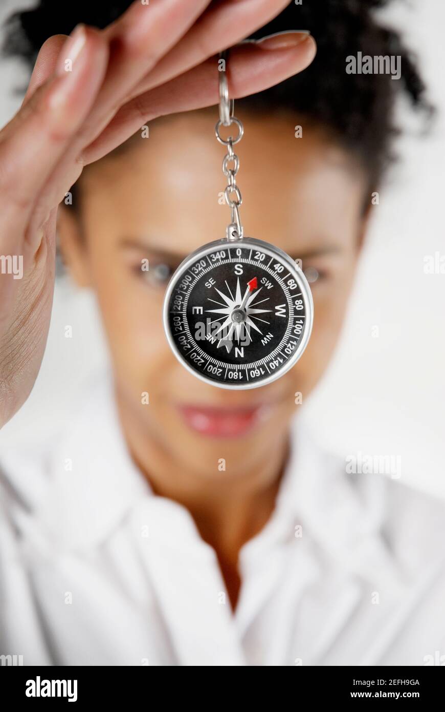 Nahaufnahme einer Geschäftsfrau mit Kompass Stockfoto