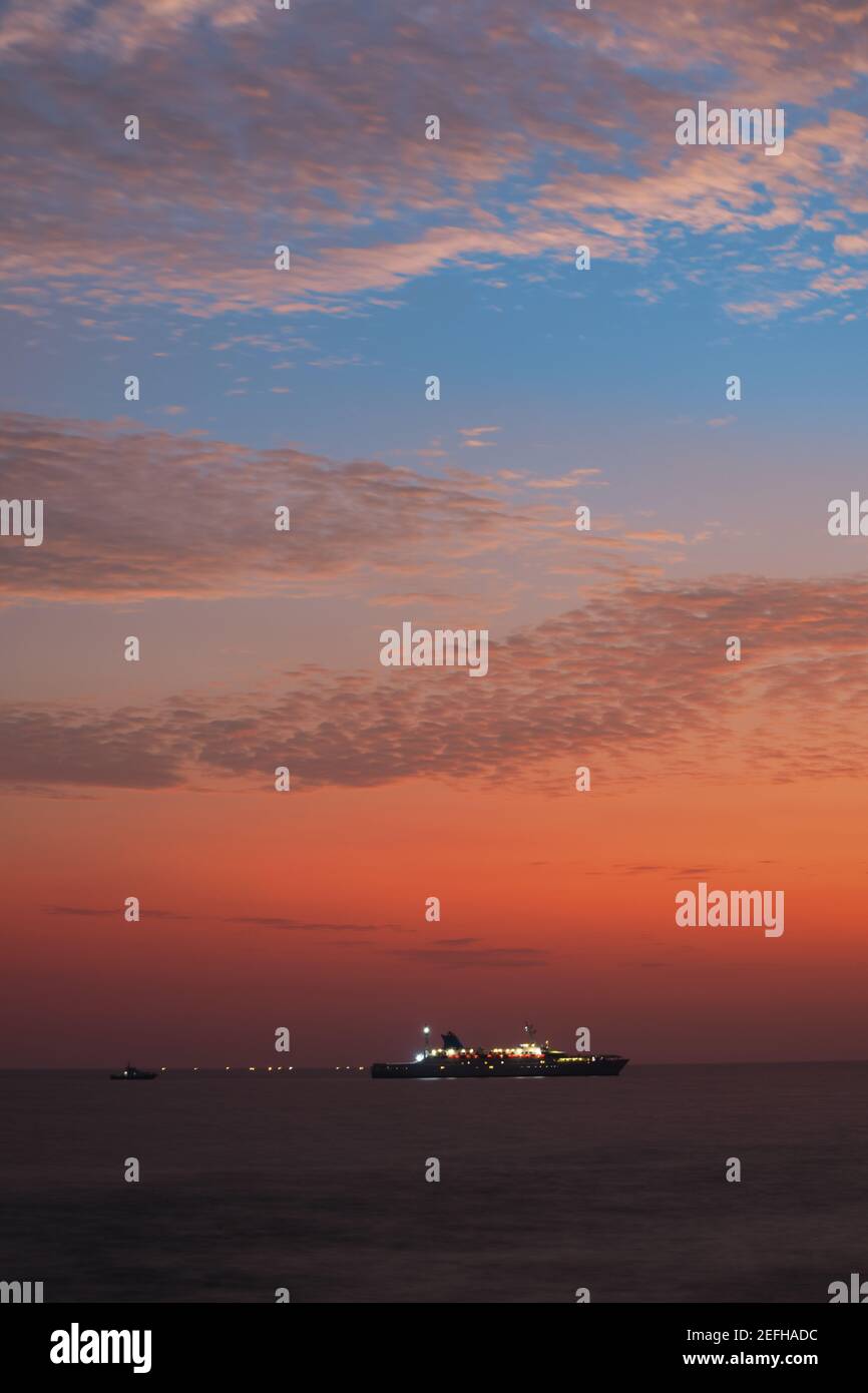 Farbenfrohe Sonnenuntergänge von Galle Niederländische Fort Abend, Segelboot im Horizont, nach Sonnenuntergang blaue Stunde, Langzeitbelichtung Fotografie. Stockfoto