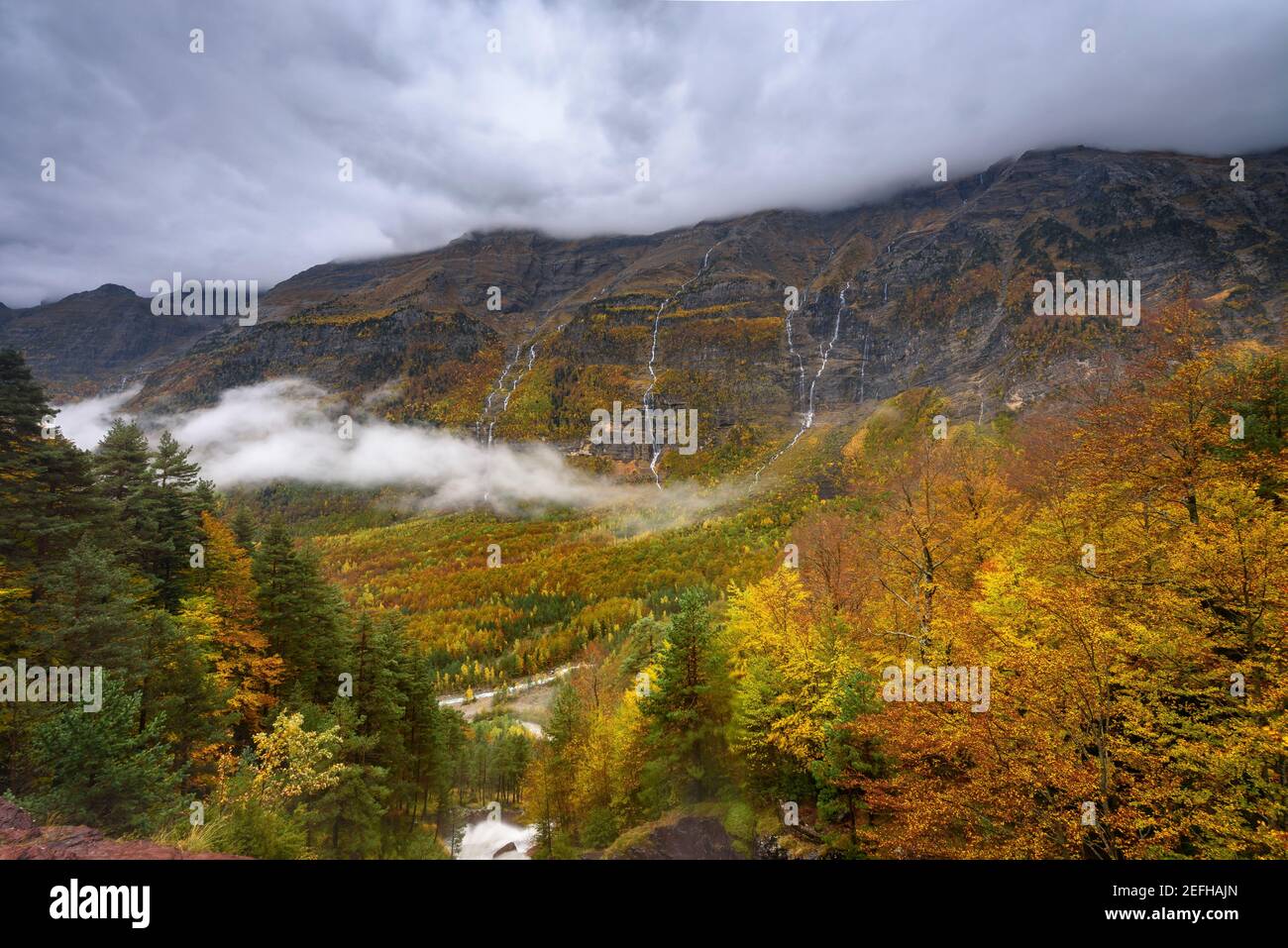 Pineta-Tal im Herbst nach heftigem Regen (Nationalpark Ordesa und Monte Perdido, Spanien) ESP: Valle de Pineta en otoño, después de unas lluvias intensas Stockfoto