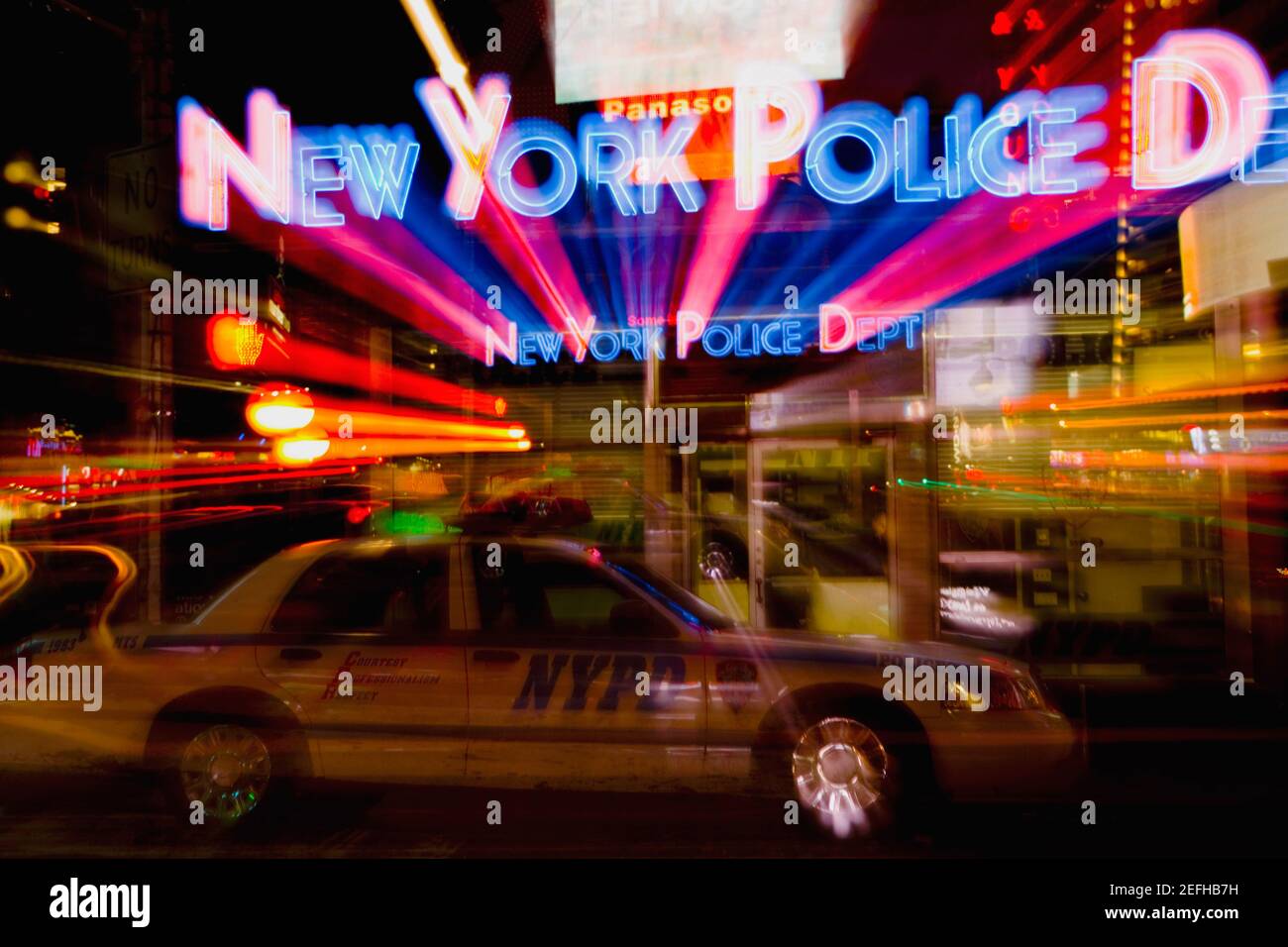 Polizeiauto vor einer Polizeistation, New York City, New York State, USA Stockfoto