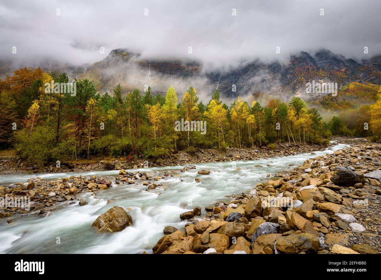 Pineta-Tal im Herbst nach heftigem Regen (Nationalpark Ordesa und Monte Perdido, Spanien) ESP: Valle de Pineta en otoño, después de unas lluvias intensas Stockfoto