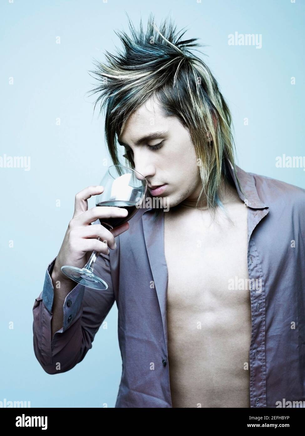 Nahaufnahme eines jungen Mannes mit einem Glas Rot Wein Stockfoto