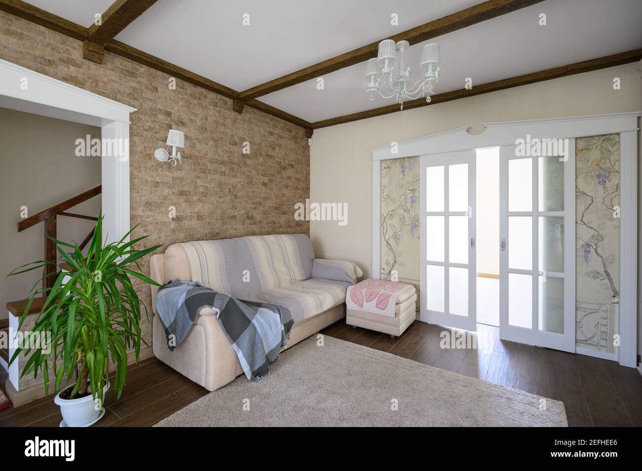 Klassische braune und weiße Wohnzimmereinrichtung Stockfoto
