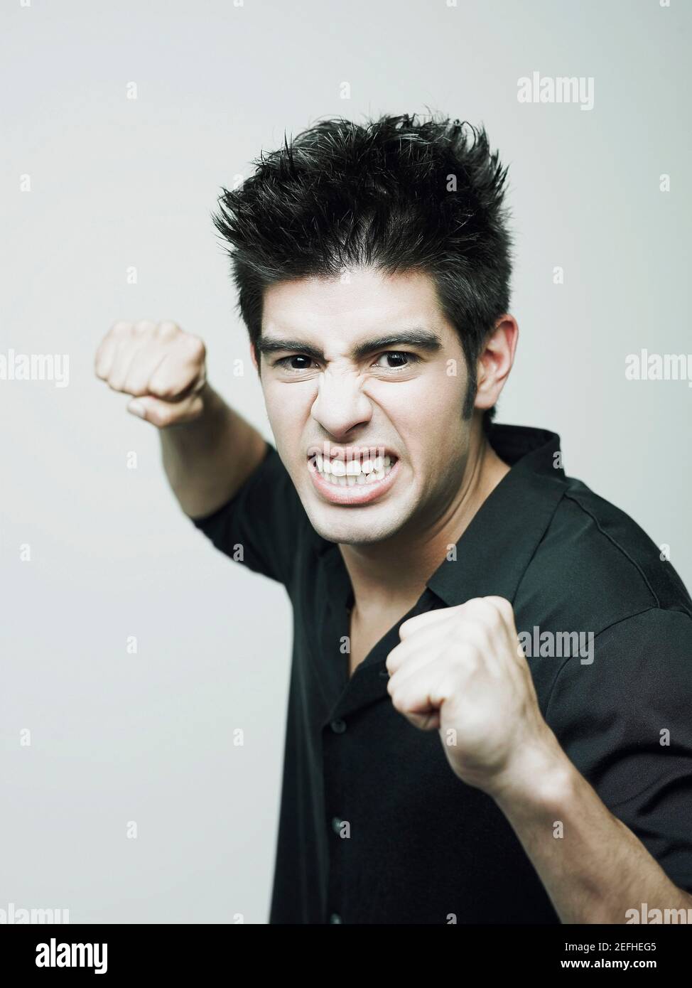 Porträt eines jungen Mannes, der eine Faust macht Stockfoto