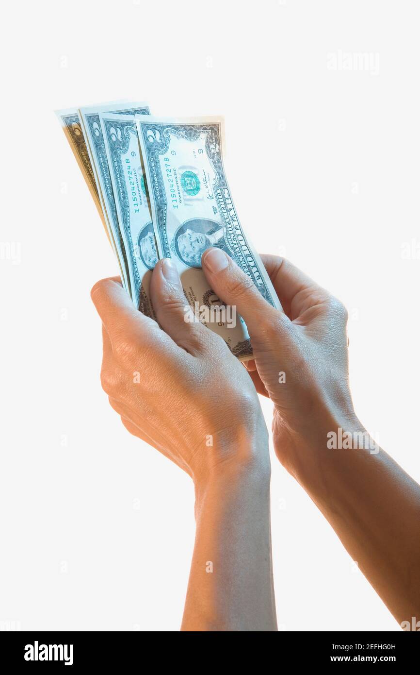 Nahaufnahme eines personŽs-Hands mit zwei Dollarscheinen Stockfoto