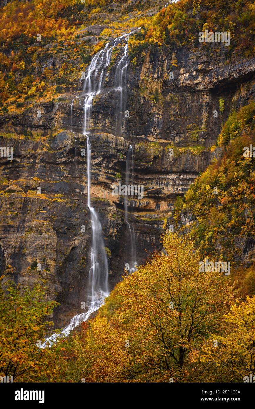 Pineta-Tal im Herbst nach heftigem Regen (Nationalpark Ordesa und Monte Perdido, Spanien) ESP: Valle de Pineta en otoño, después de unas lluvias intensas Stockfoto