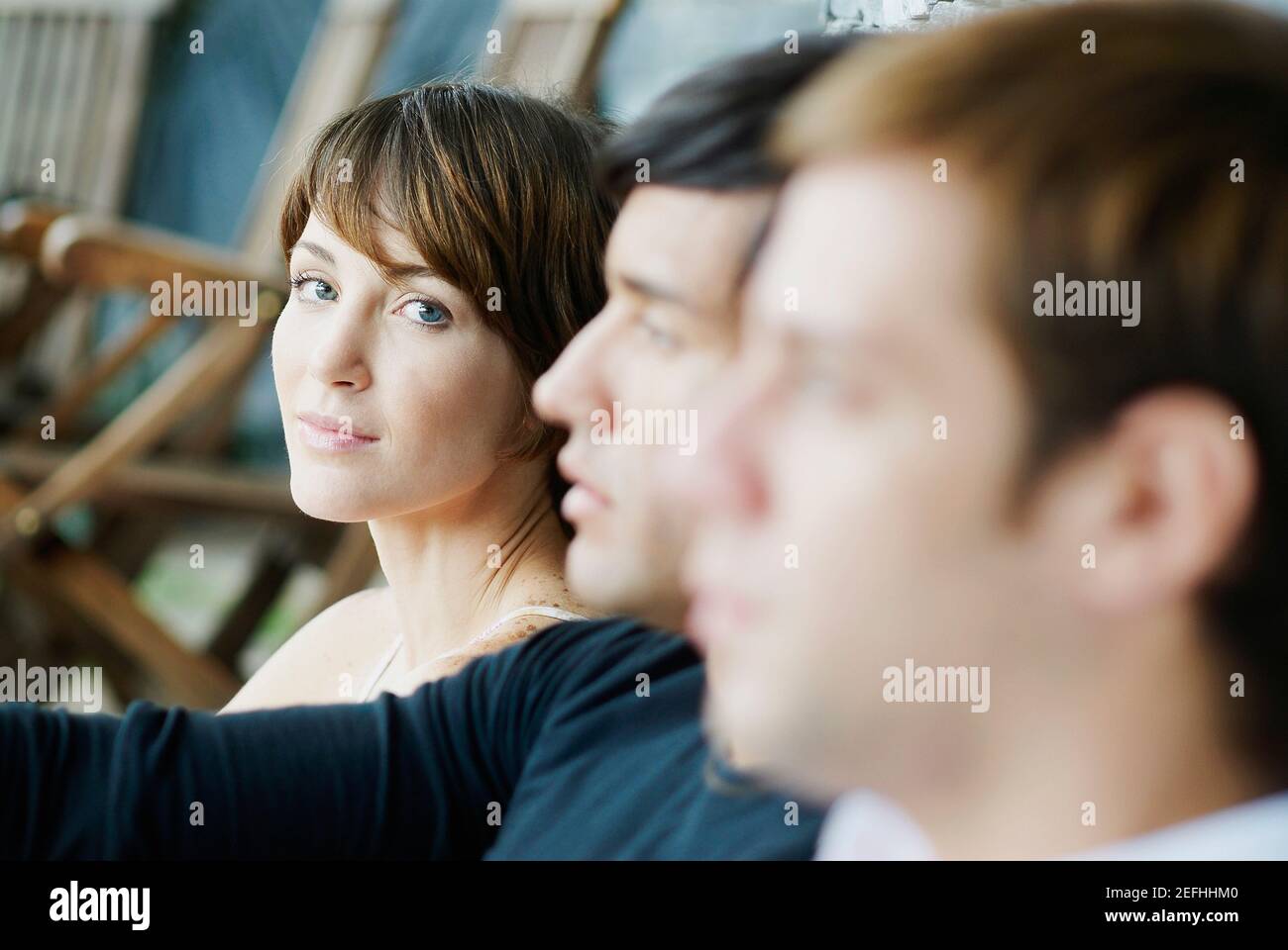 Porträt einer jungen Frau mit zwei jungen Männern Stockfoto