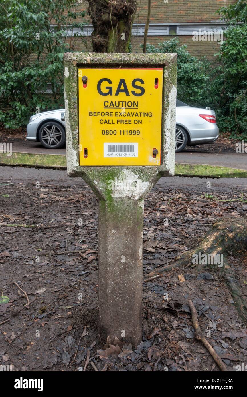 Eine Markierung Warnung (für diejenigen, die ausgraben wollen) von Gasleitungen an einem Straßenrand in North Sheen, Richmond, Großbritannien. Stockfoto