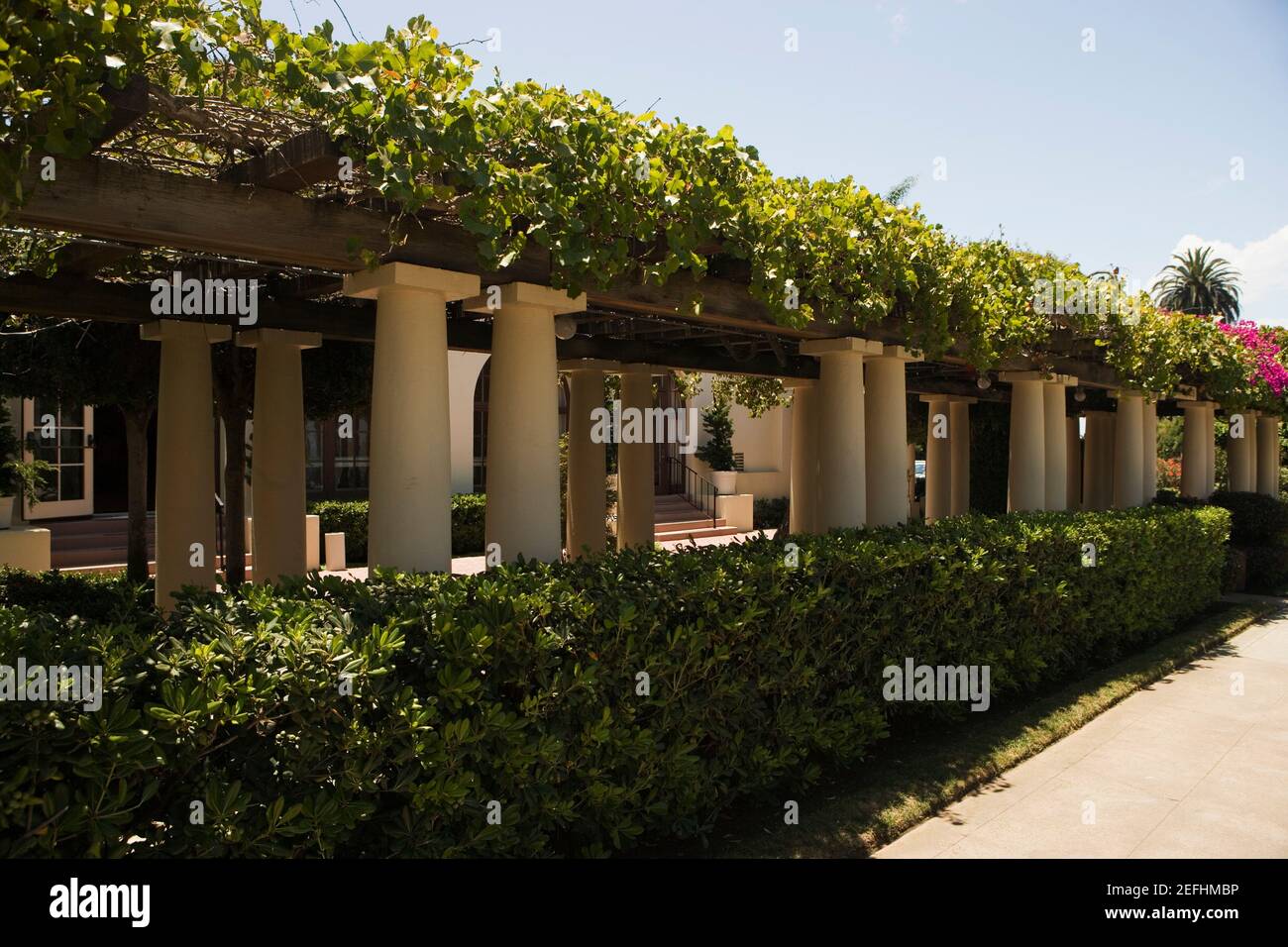 Säulengang in einem Gebäude im spanischen Stil, La Jolla, San Diego, Kalifornien, USA Stockfoto