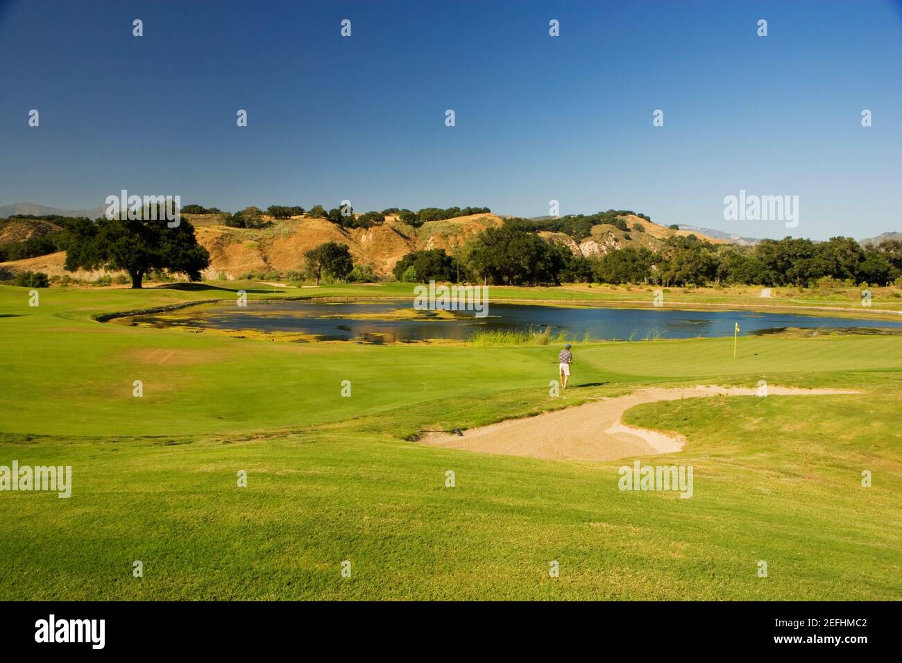 Blick auf einen See auf einem Golfplatz Stockfoto