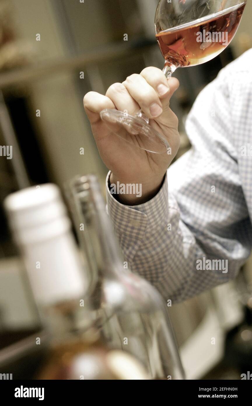 Nahaufnahme einer personÅ½s Hand, die ein Glas Wein hält Stockfoto