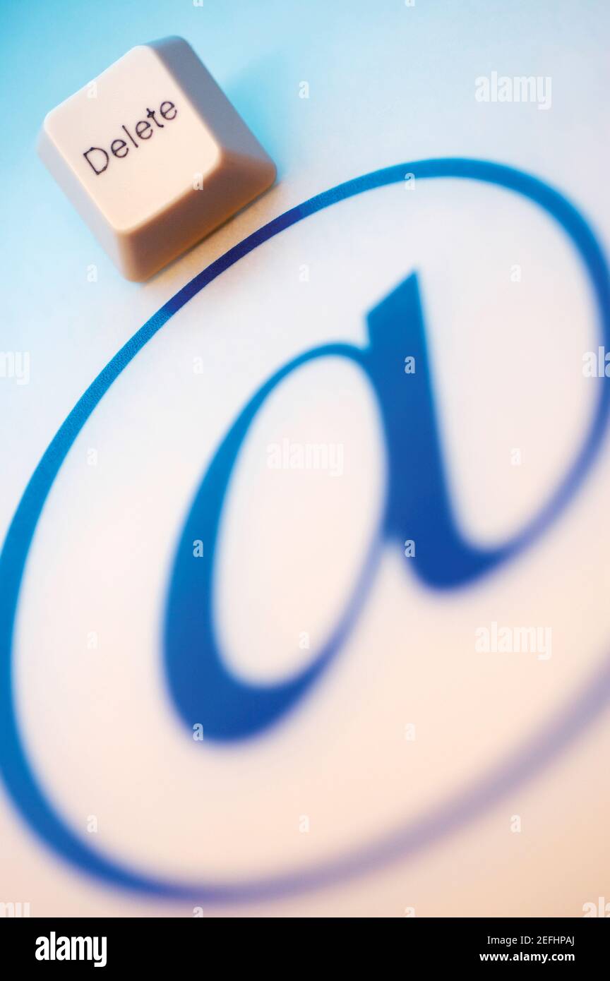 Nahaufnahme eines Å½atÅ½-Symbols mit einem Computerschlüssel Stockfoto