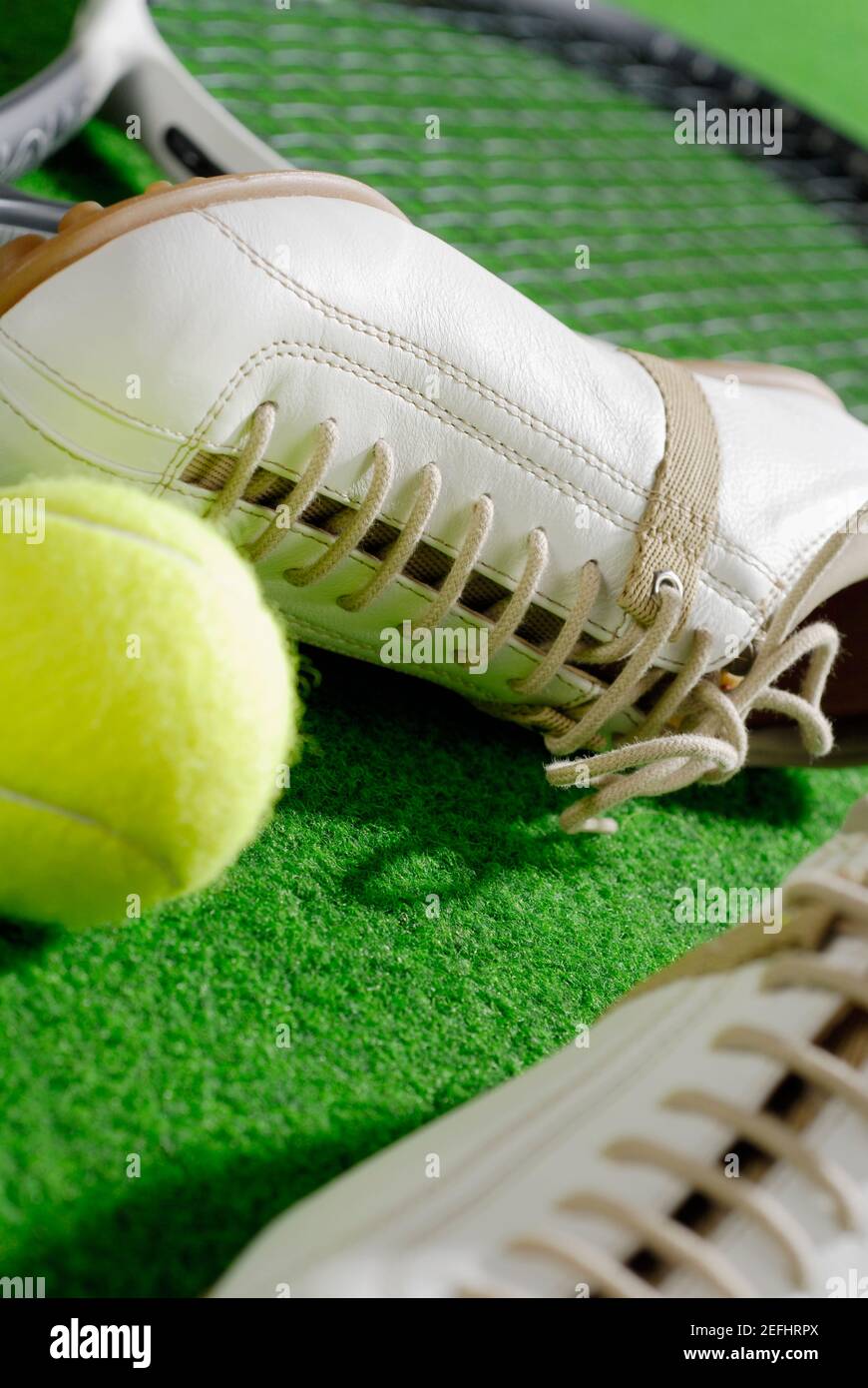 Nahaufnahme eines Paar Sportschuhe mit Tennis Schläger und einen Tennisball Stockfoto