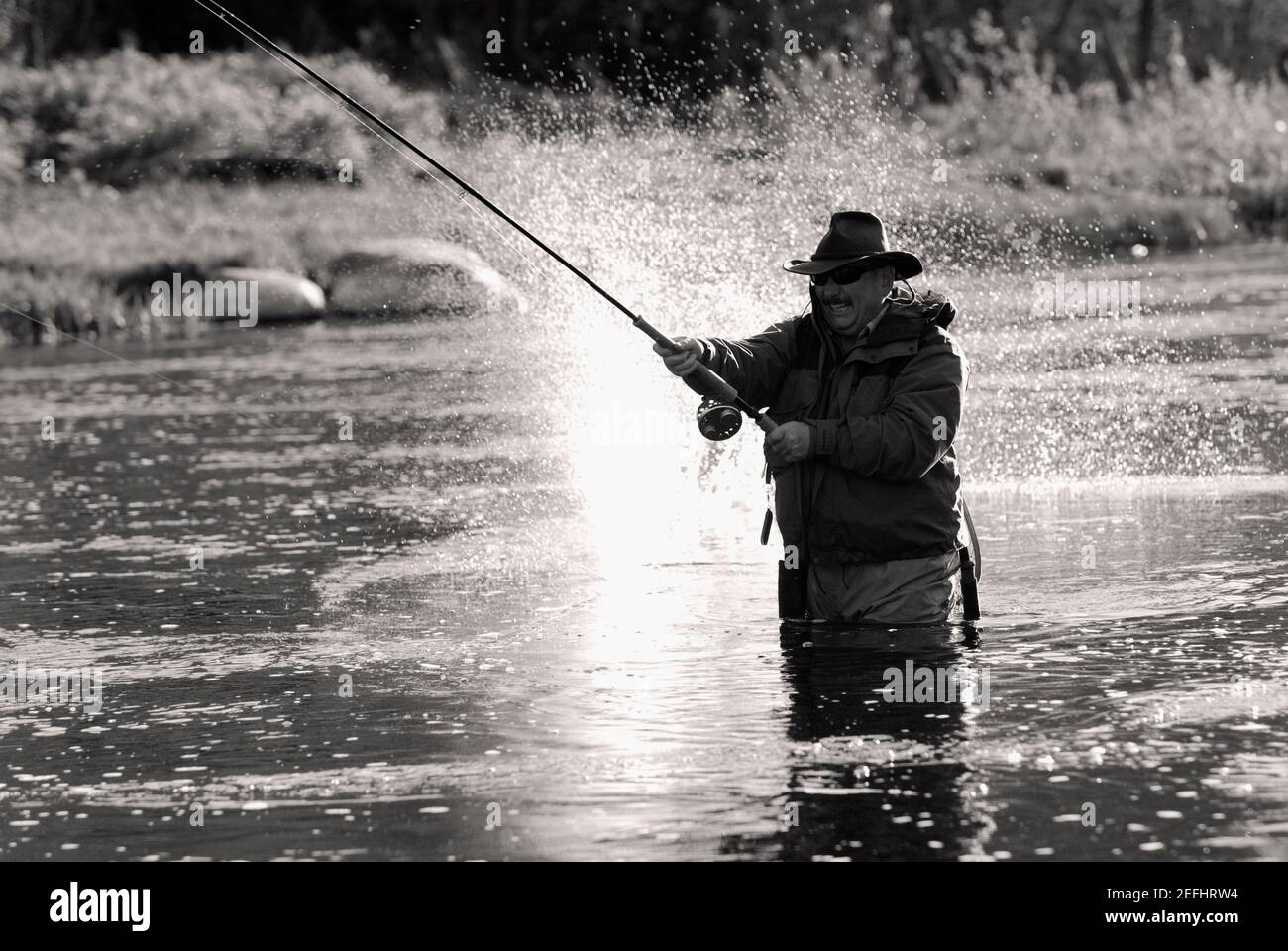 Reifer Mann angeln im Fluss Stockfoto