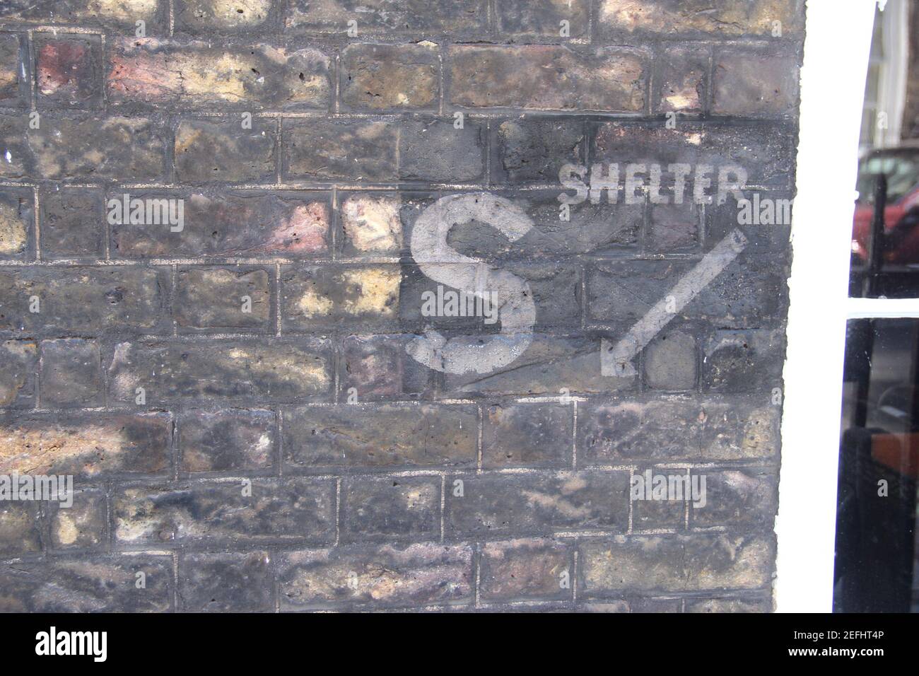 Ein Bombenschutzschild aus dem Zweiten Weltkrieg an einer Mauer in der Lord North Street in Westminster, London, Großbritannien Stockfoto