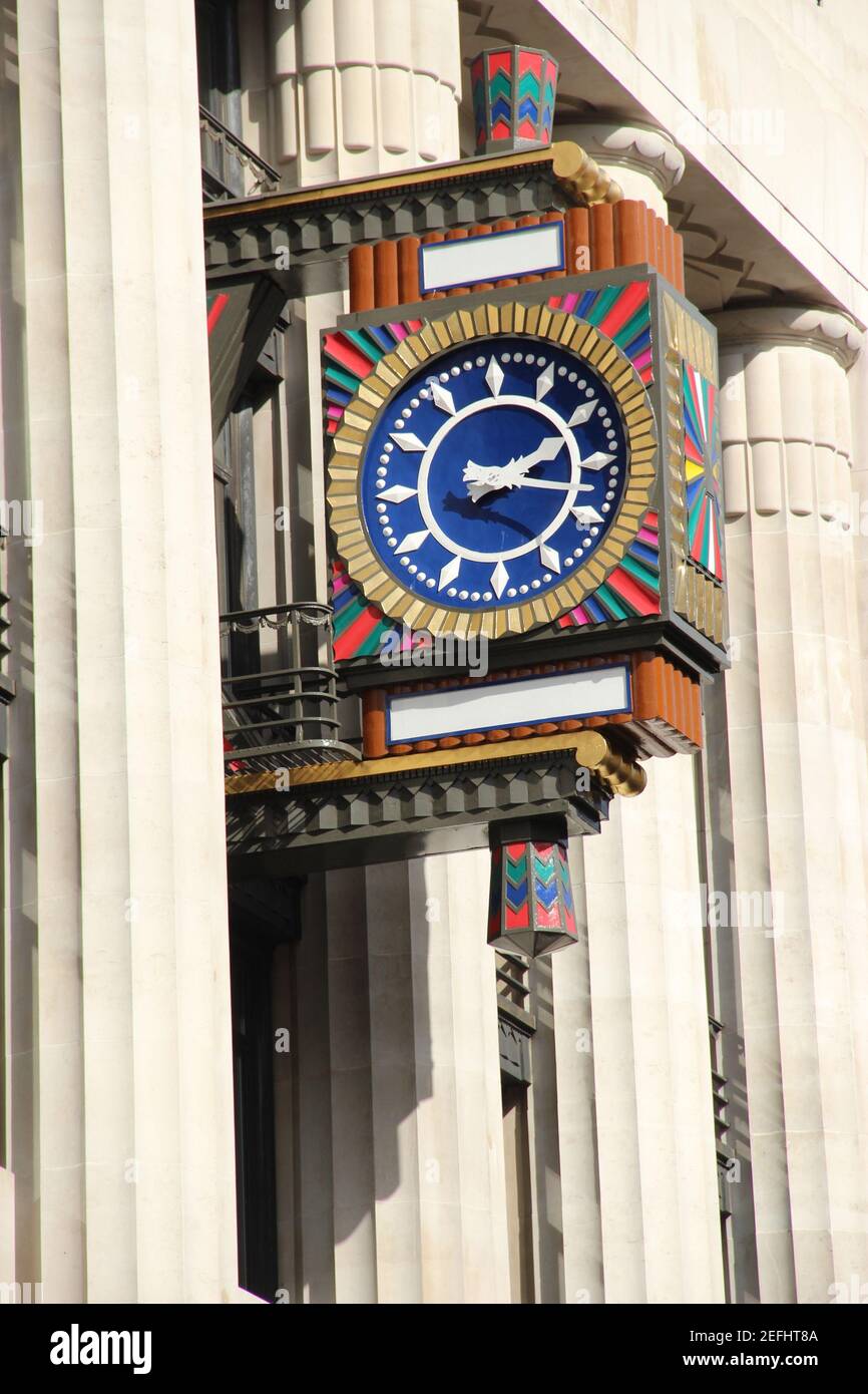 Die Art-Deco-Uhr an der Fassade des ehemaligen Daily Telegraph Building in der Fleet Street in London, Großbritannien Stockfoto