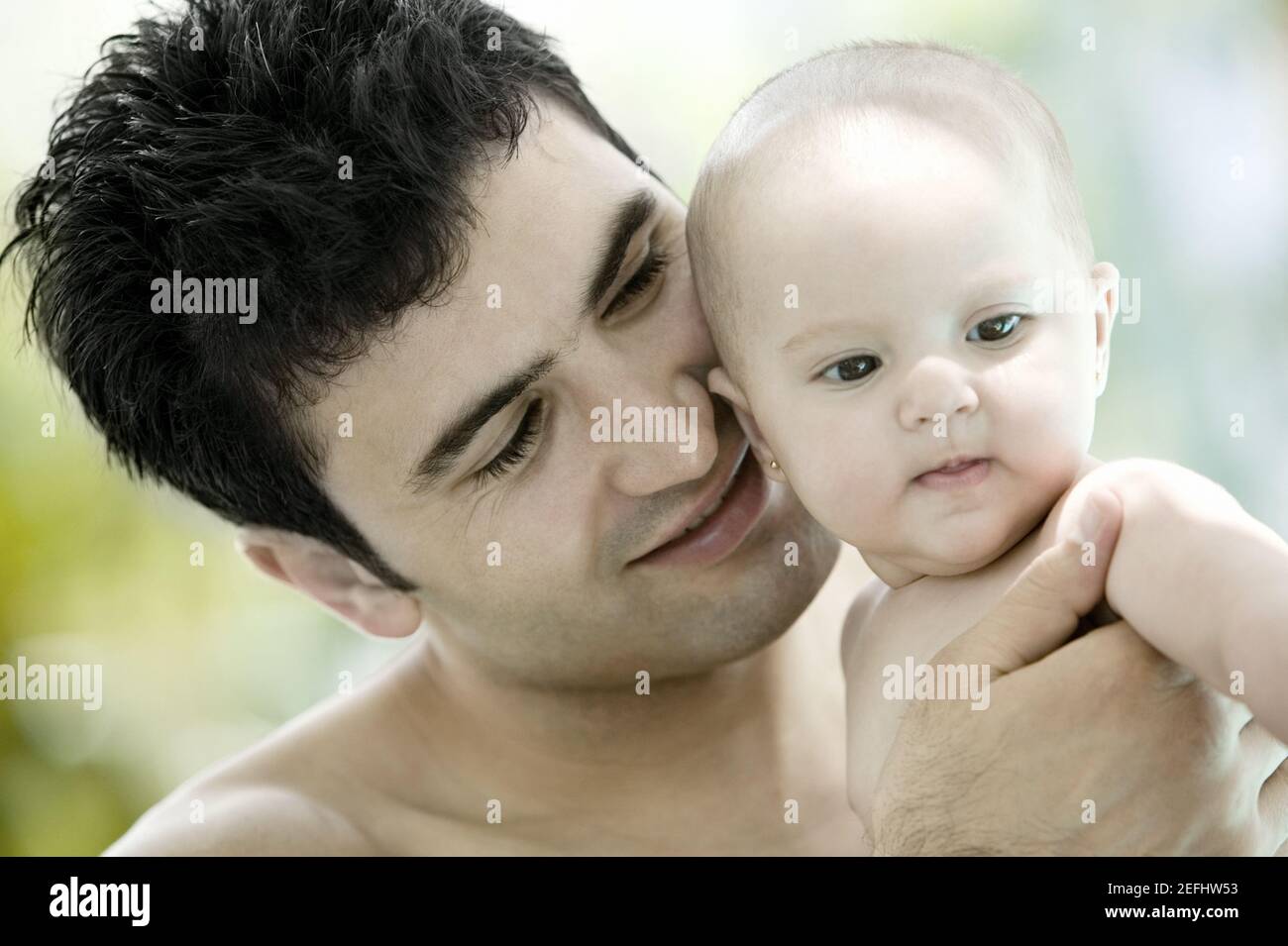 Ein Vater seine Tochter hielt in Nahaufnahme Stockfoto