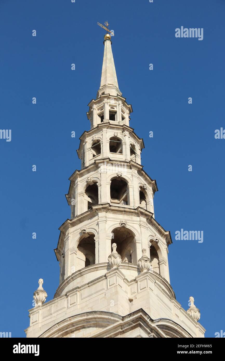 Der Christopher Wren entwarf Kirchturm, der möglicherweise das moderne Hochzeitstorte-Design inspirierte, der St. Bride's Church in London, Großbritannien Stockfoto