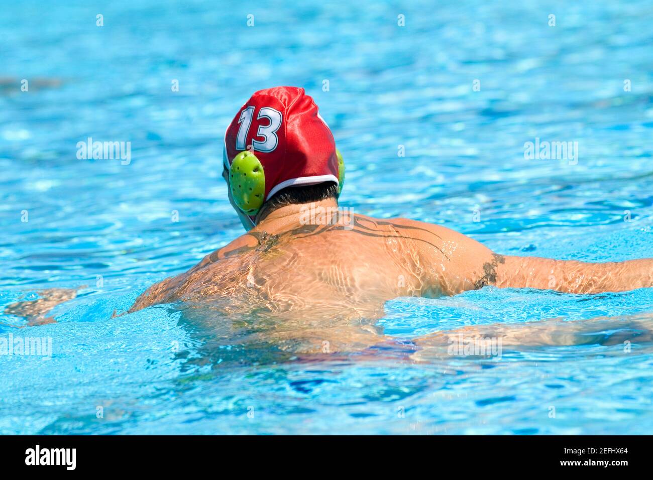 Rückansicht eines mittelerwachsenen Mannes im Schwimmen Pool Stockfoto