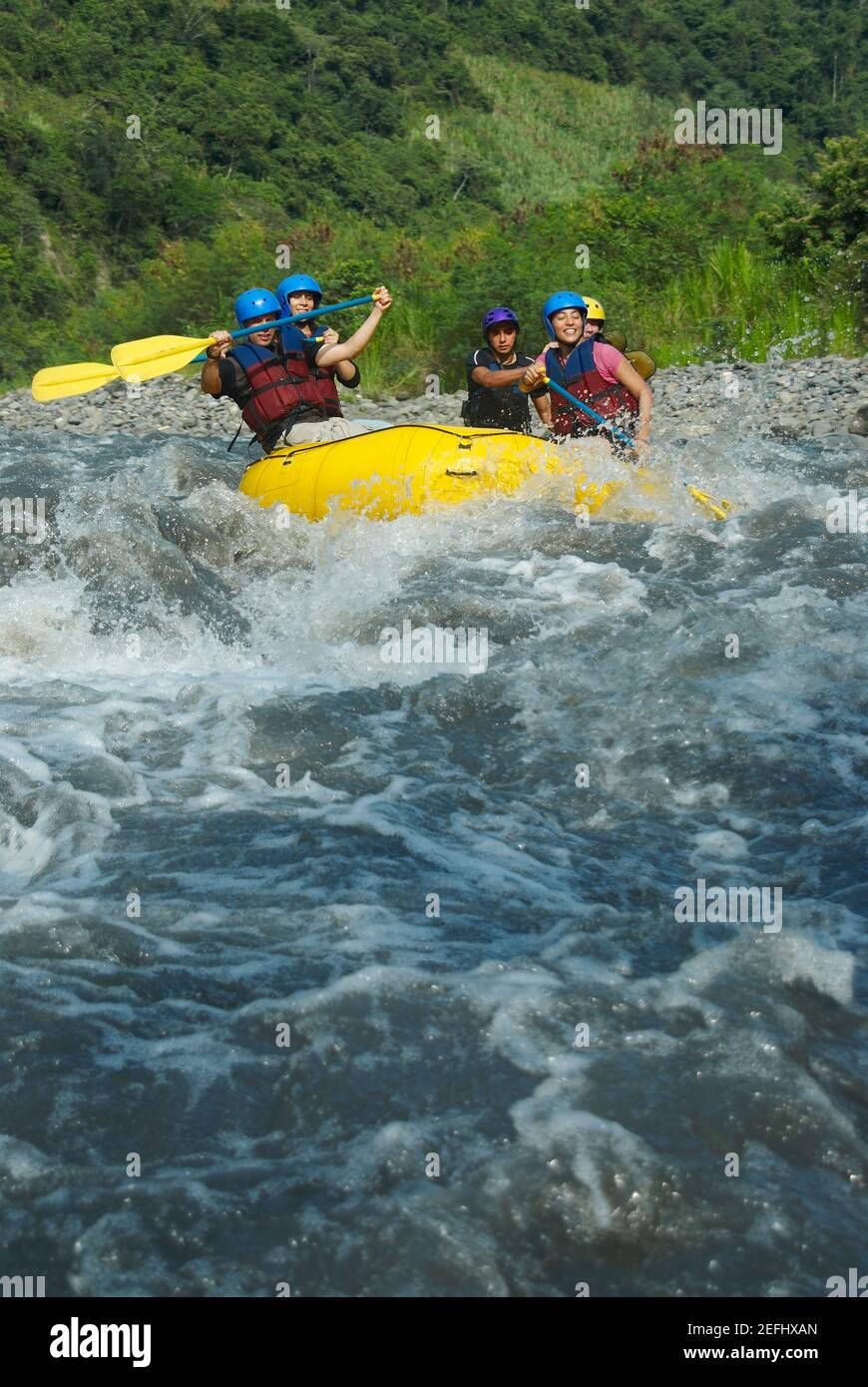 Fünf Personen Rafting in einem Fluss Stockfoto