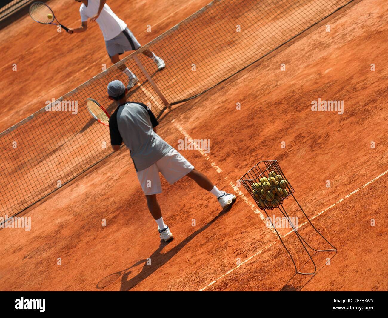 Zwei männliche Tennisspieler, die Tennis spielen Stockfoto