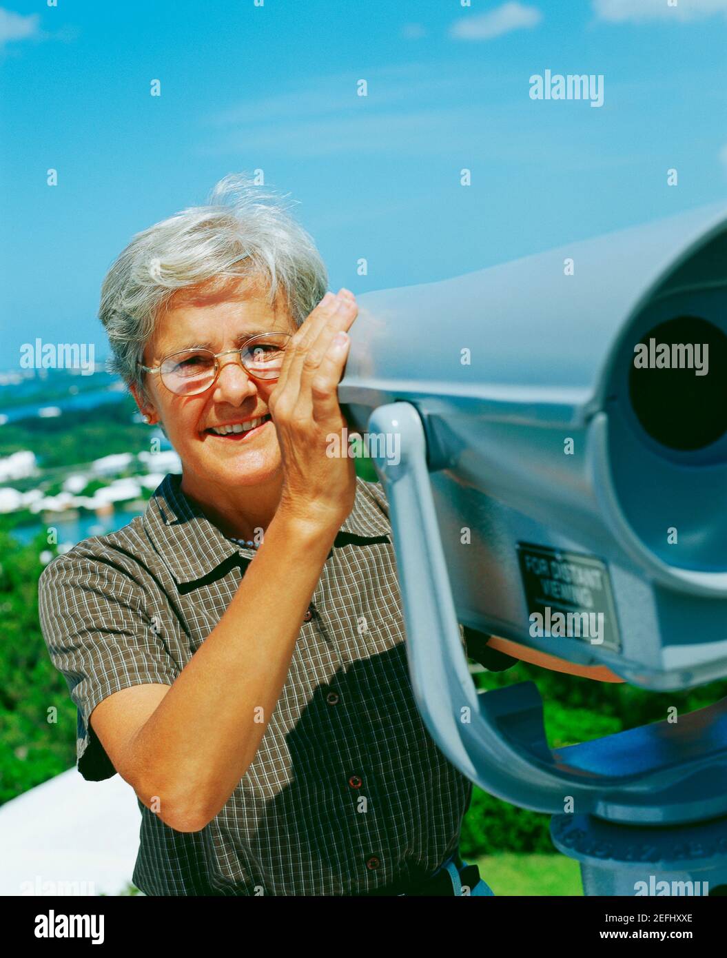 Porträt einer älteren Frau mit einem Münzfernglas und lächelnd, Bermuda Stockfoto