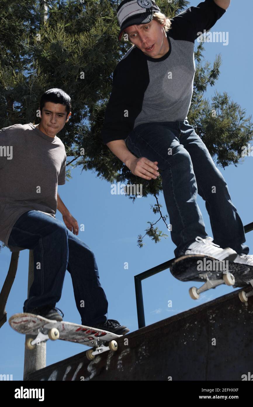 Low-Winkel-Ansicht von zwei jungen Männern Skateboarding Stockfoto