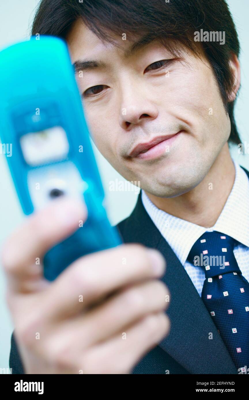 Nahaufnahme eines Geschäftsmannes halten eines Handys Stockfoto