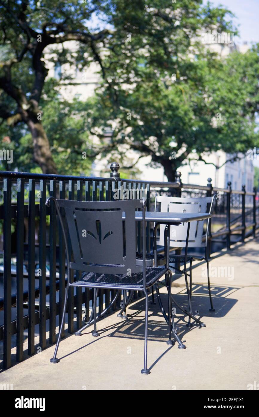 Leerer Tisch mit zwei Stühlen, Savannah, Georgia, USA Stockfoto