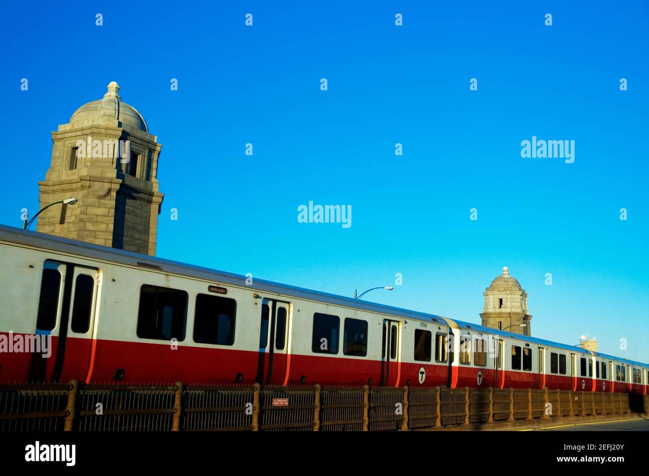 Trainieren Sie auf einer Eisenbahnstrecke, Longfellow Bridge, Boston, Massachusetts, USA Stockfoto