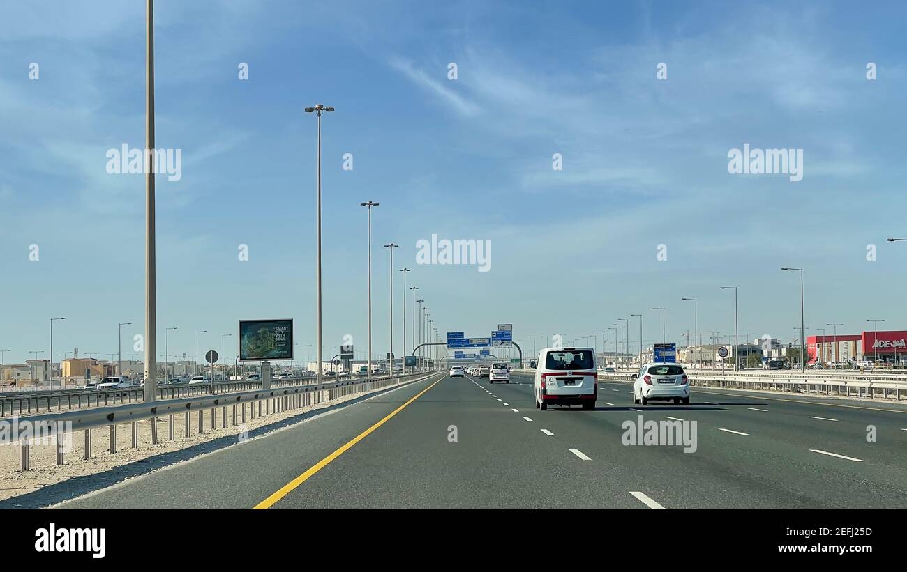 Al Shamal Road Highway nach Al Khor. Doha Straßen und Verkehr. Stockfoto