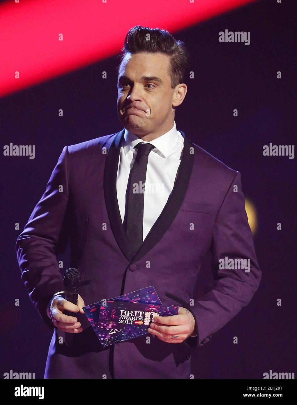 London, Großbritannien. 20.. Februar 2013. Robbie Williams verleiht Auszeichnung an eine Direktion bei der Brit Awards Show 2013, 02 Arena, London. Stockfoto