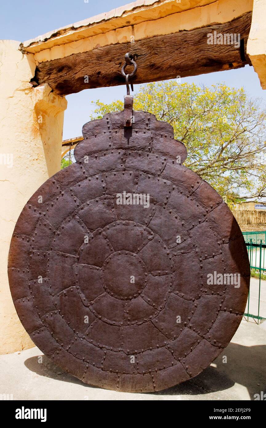 Nahaufnahme eines Metall gong, Jantar Mantar, Jaipur, Rajasthan, Indien Stockfoto