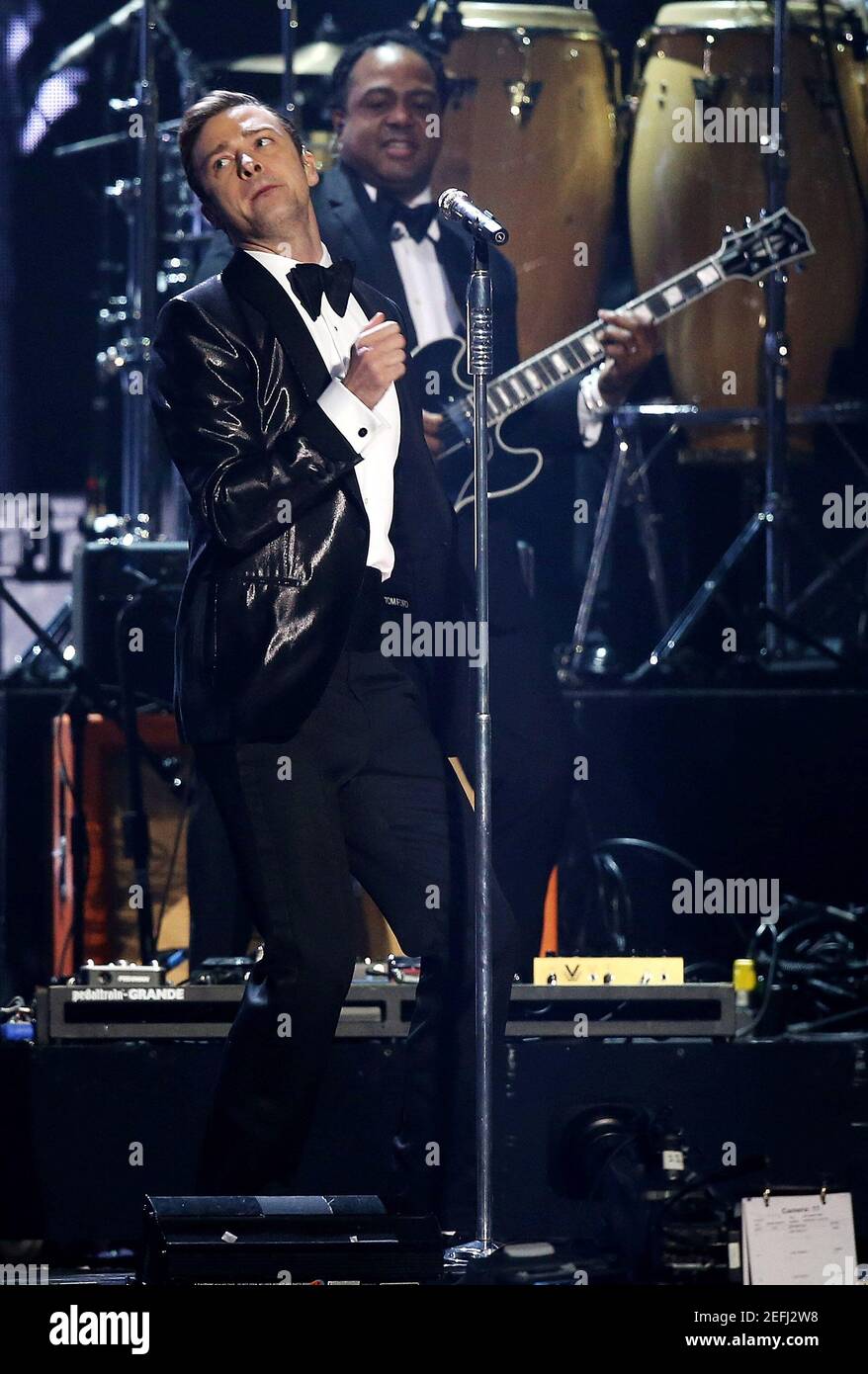 London, Großbritannien. 20.. Februar 2013. Justin Timberlake spielt auf der Bühne während der Brit Awards Show 2013, 02 Arena, London. Stockfoto