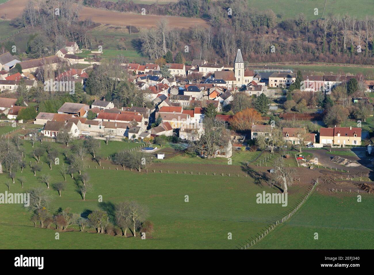 Luftaufnahme von Chaussy en vexin, einem kleinen ländlichen französischen Dorf in Vexin mit seiner Kirche, im Departement Val-d'Oise (95710); Region Ile-de-France, Fr. Stockfoto