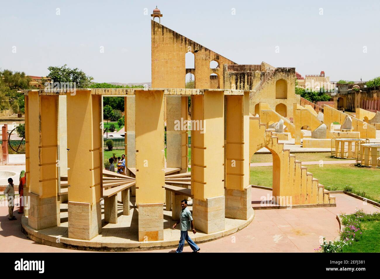 High-Angle-Ansicht einer Person zu Fuß in einem Observatorium, Jantar Mantar, Jaipur, Rajasthan, Indien Stockfoto