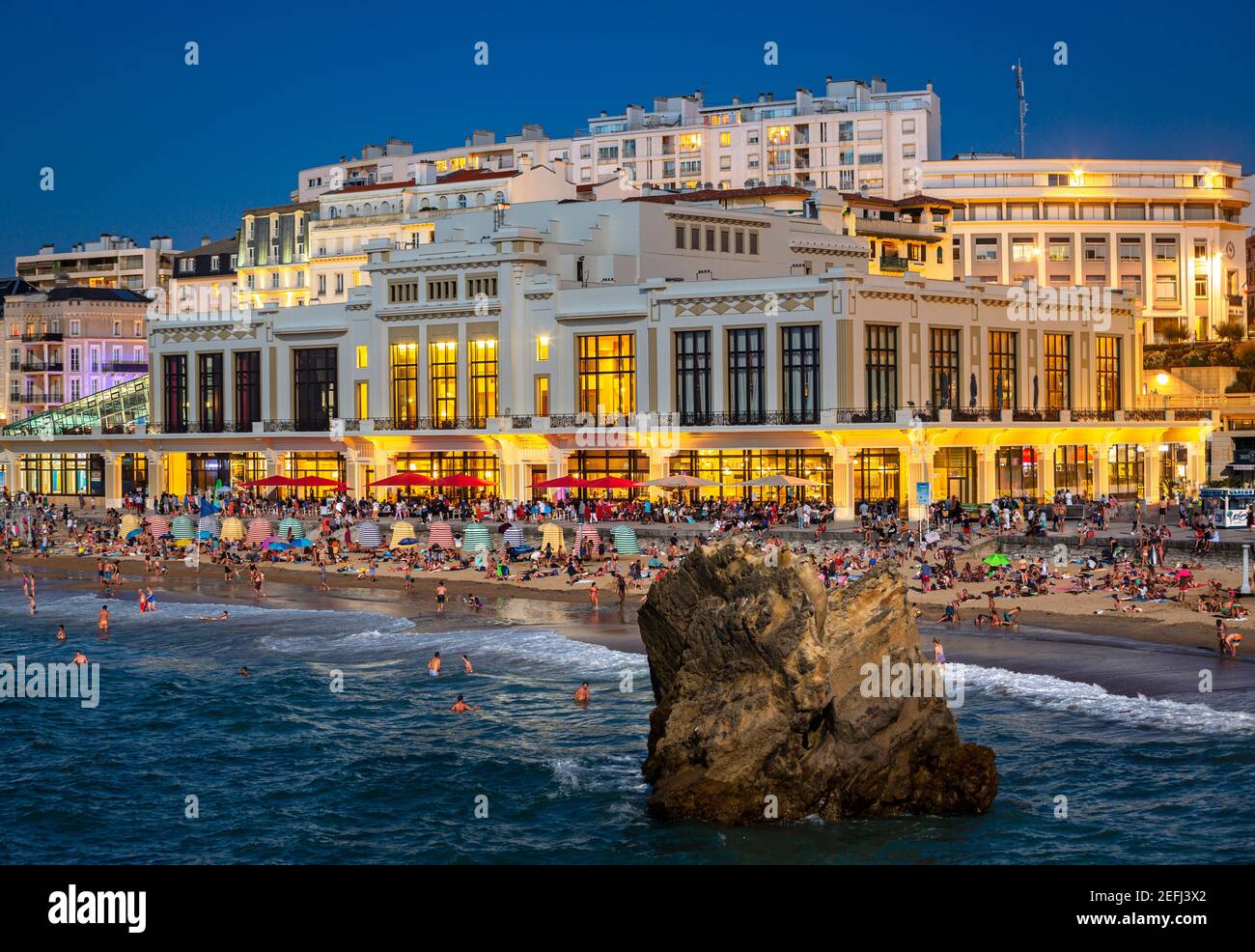 Das städtische Kasino und der große Strand von Biarritz Stadt bei Einbruch der Dunkelheit (Atlantische Pyrenäen - Aquitaine - Frankreich). Stockfoto