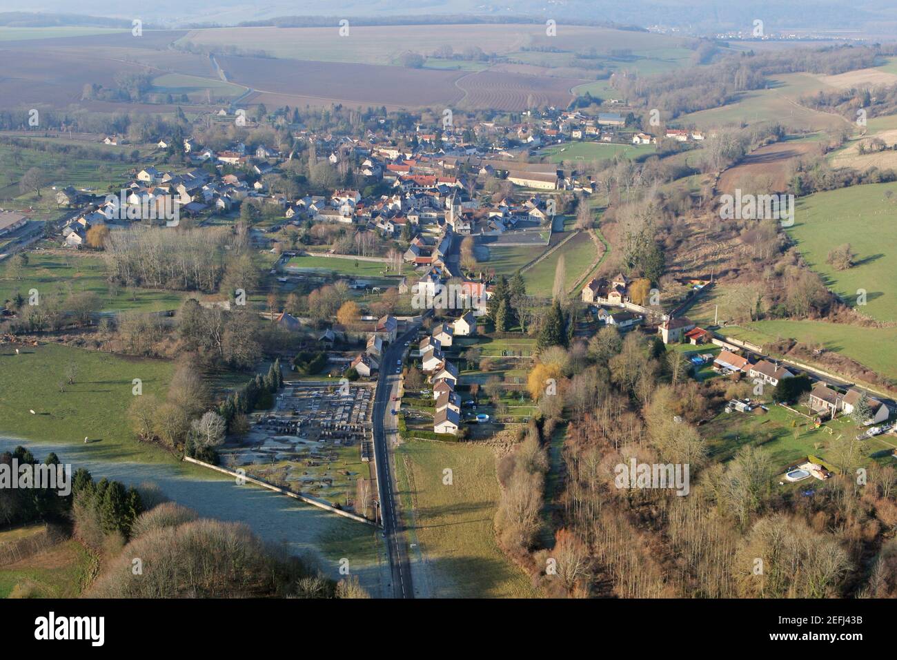 Chaussy Dorf vom Himmel gesehen, ein kleines ländliches französisches Dorf in Vexin, im Departement Val-d'Oise (95710); Region Ile-de-France, Frankreich - Januar Stockfoto