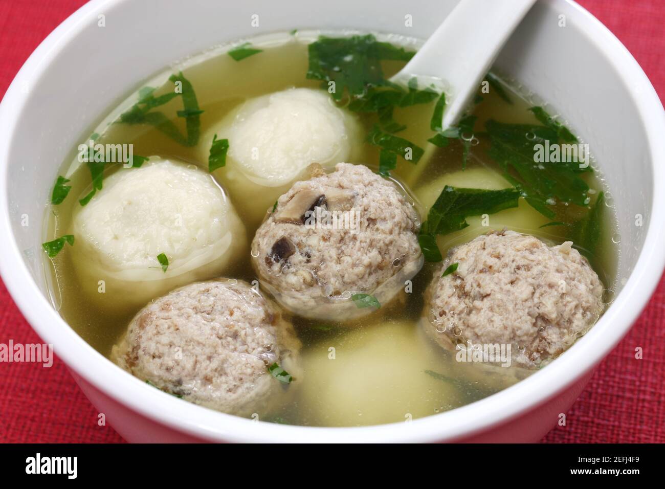 Fischbällchen- und Schweineballsuppe, taiwanesisches Essen Stockfoto